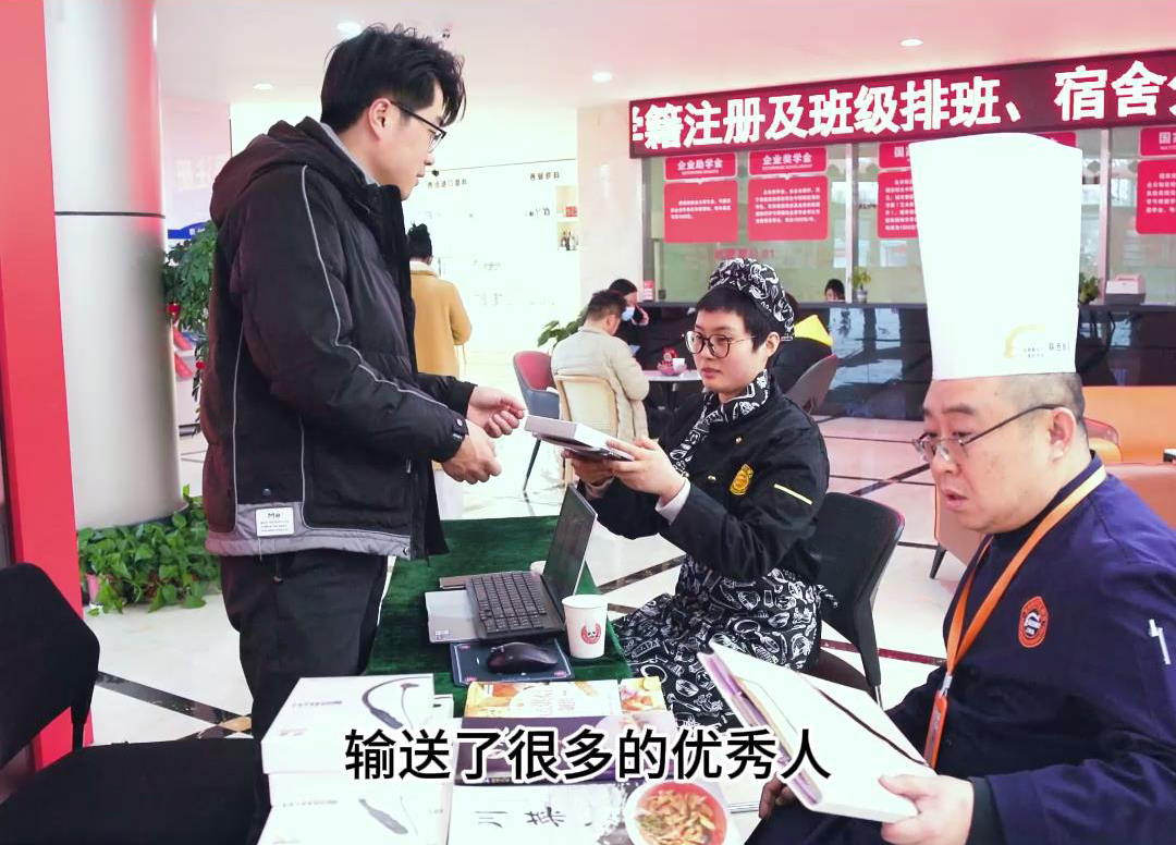 西安新東方畢業(yè)生回饋母校，親身示范傳授烹飪技藝